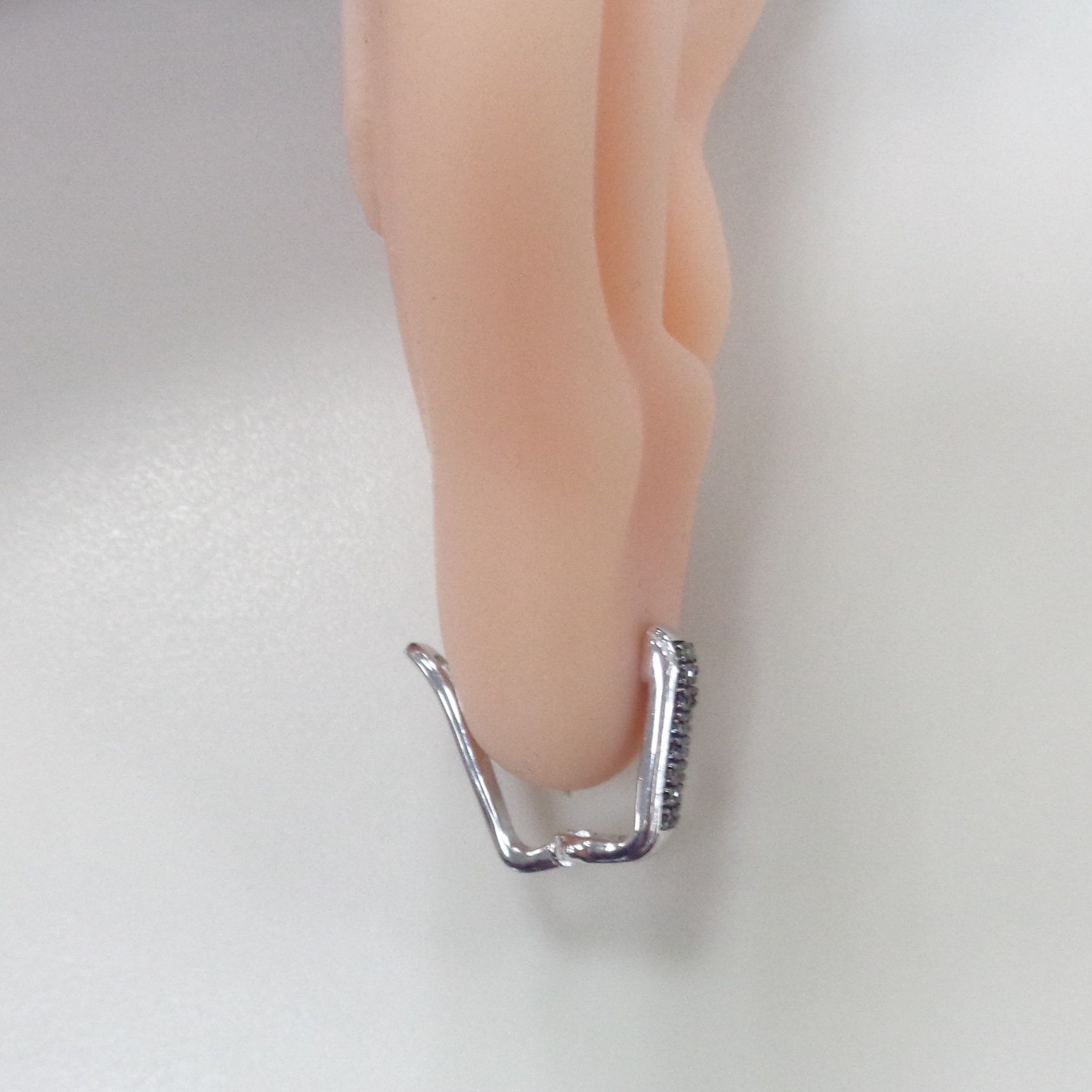 Серебряные серьги с зелеными бриллиантами